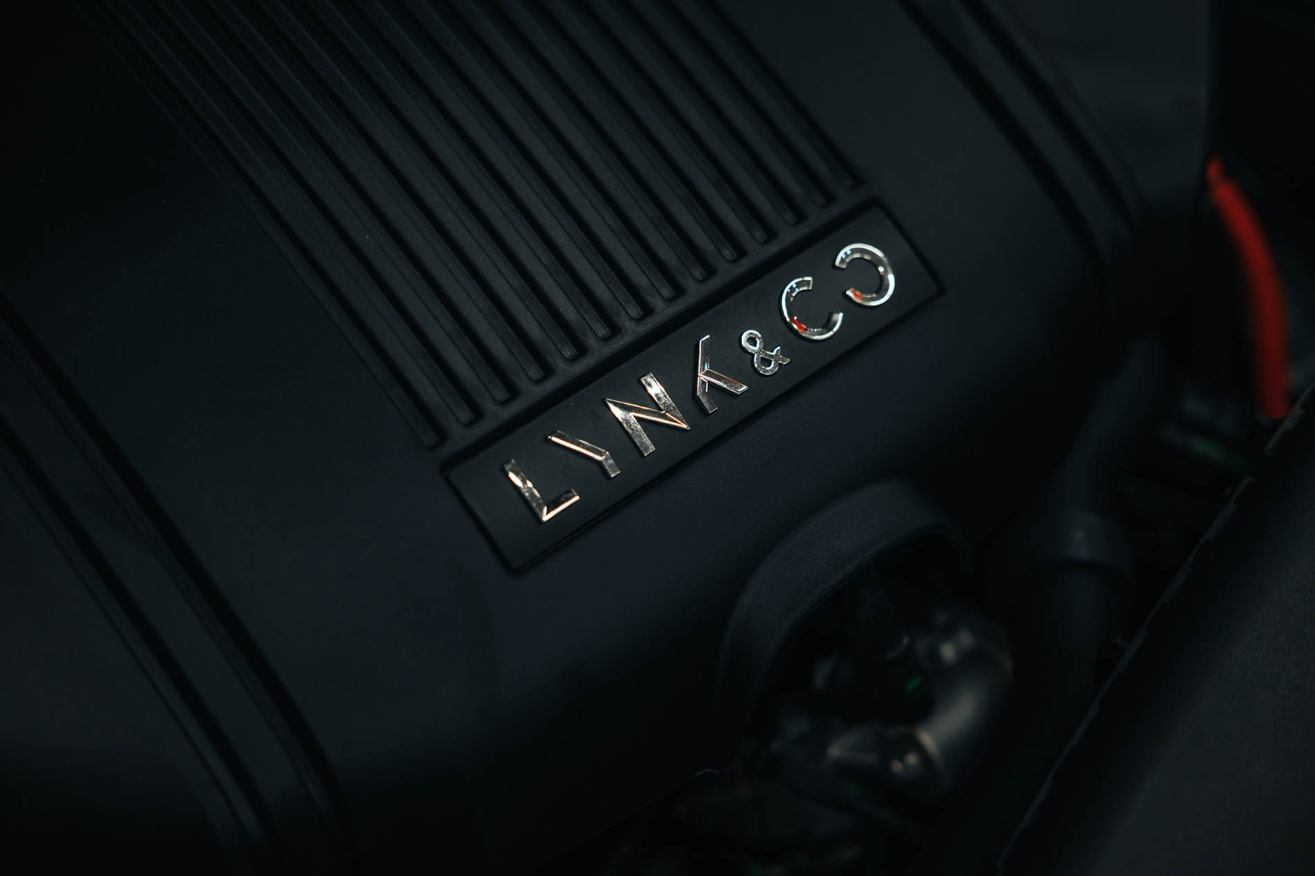 Lynck&Co Logo SvensCar Motorkap